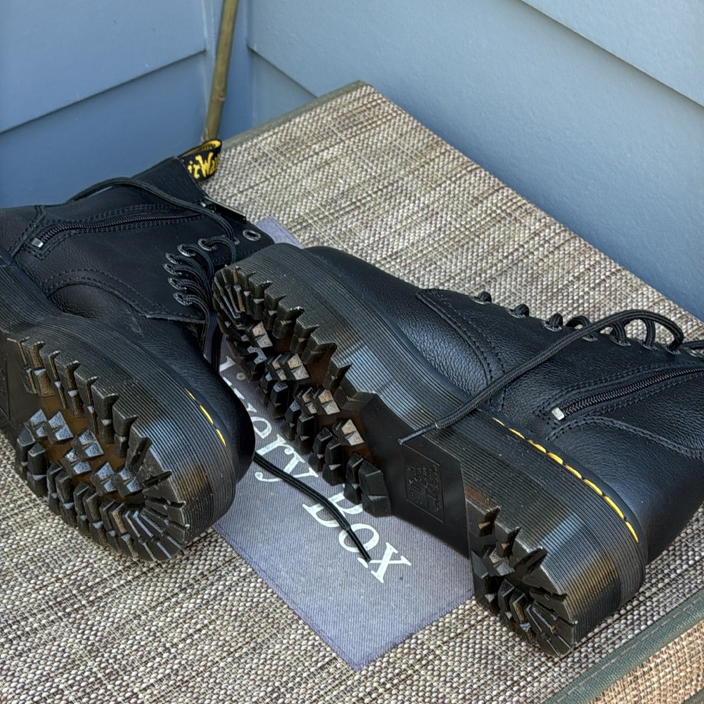 NWT Dr. Martens Jadin III Leather Lace Up Boots with air cushioned Blk Size 7 - Picture 10 of 15